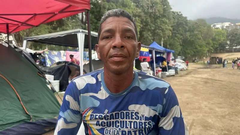 Venezuelanos buscan a sus seres queridos un mes tras terremotos devastadores