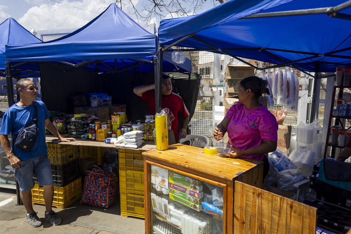 Comerciantes de La Guaira destinan hasta $1.500 mensuales en tributos pese a crisis por los  terremotos