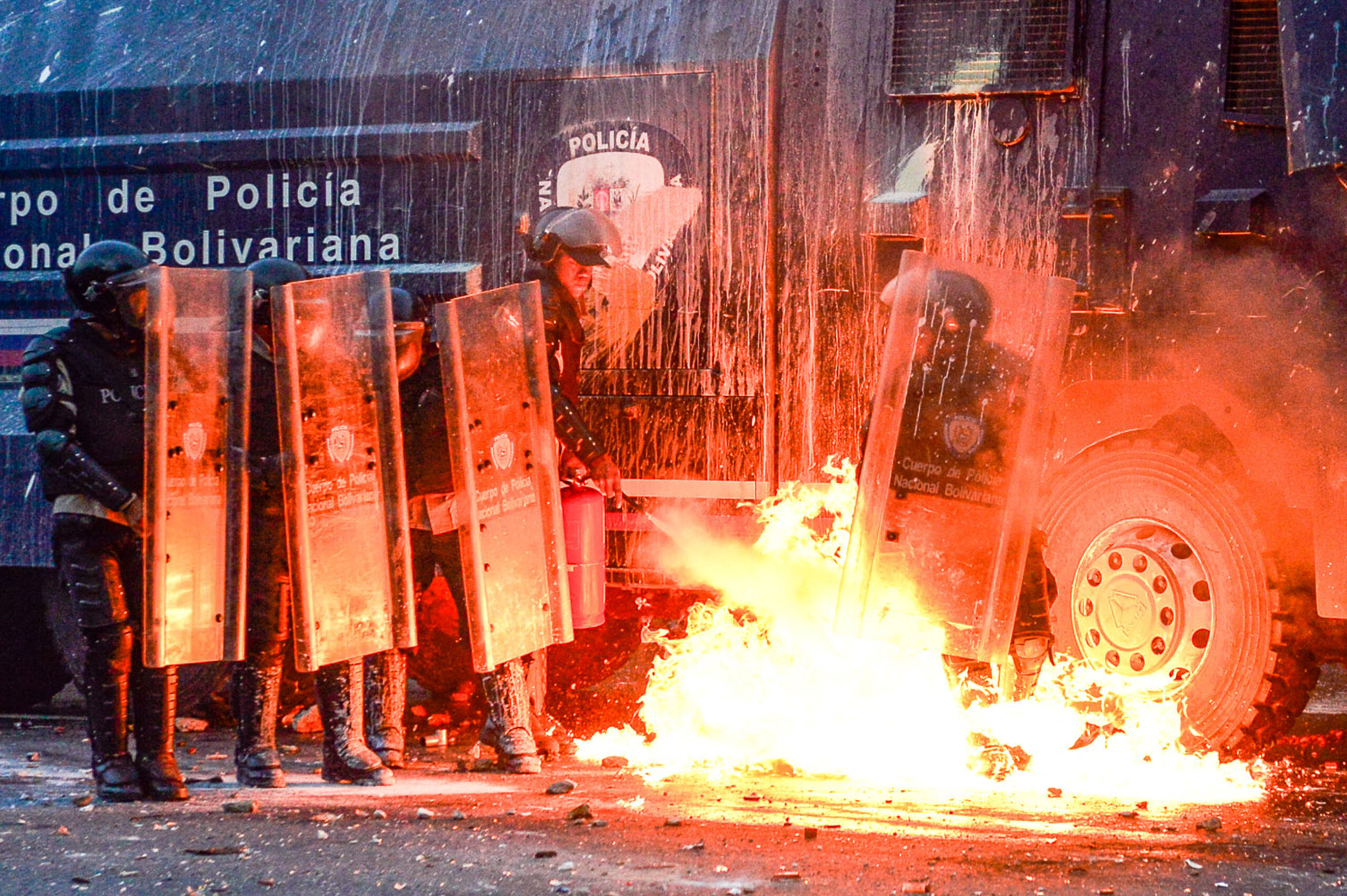 Miembros de la Policía Nacional se enfrentan a manifestantes antigubernamentales en Caracas el 21 de abril de 2014. Venezuela | AFP