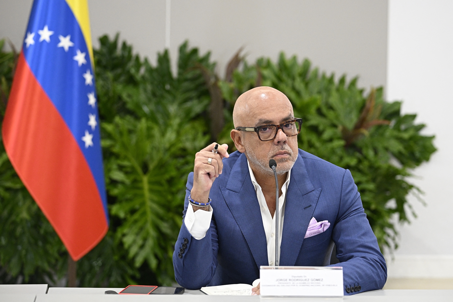 Jorge Rodríguez arremete contra las ONG y cuestiona la participación de Noruega en anteriores procesos de negociación