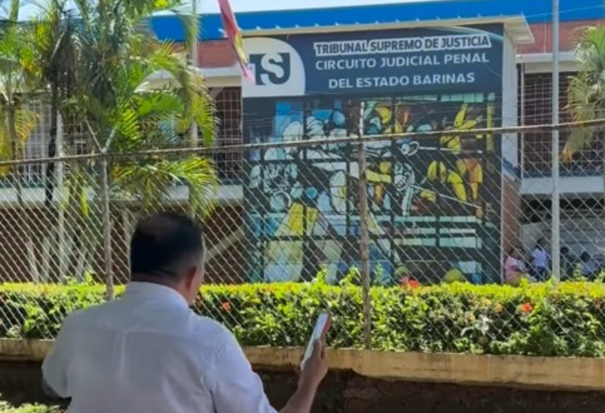 Wilmer Azuaje trasladó el ataúd de Jovanny González al Circuito Judicial Penal de Barinas