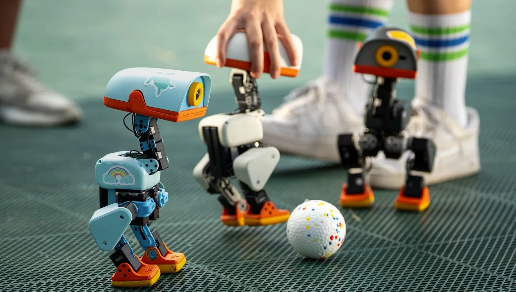 Microduck, un robot con forma de pato que canta, juega y recoge objetos