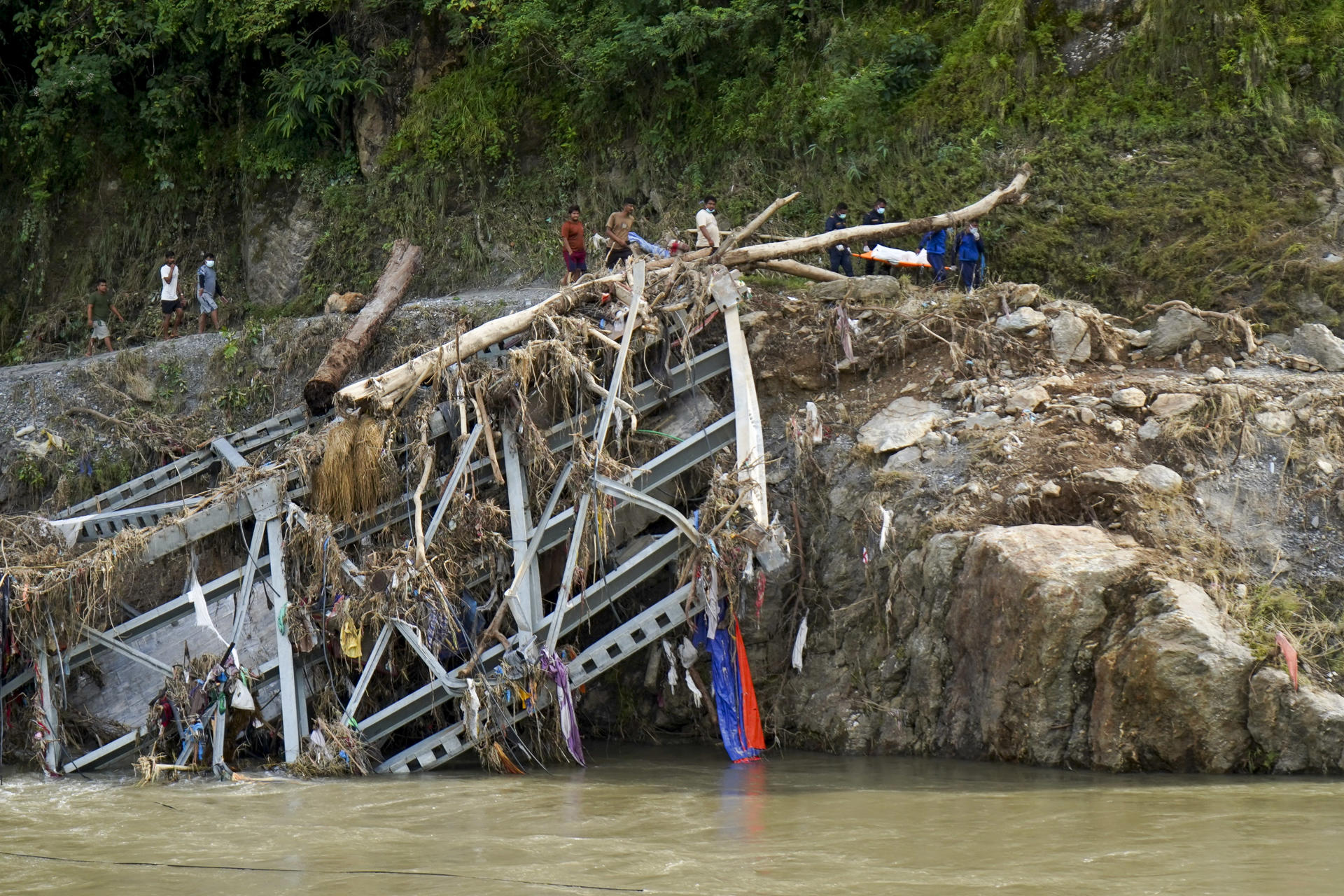 Nepal y China cifran en 1.000 los muertos mientras buscan a más de 4.000 desaparecidos