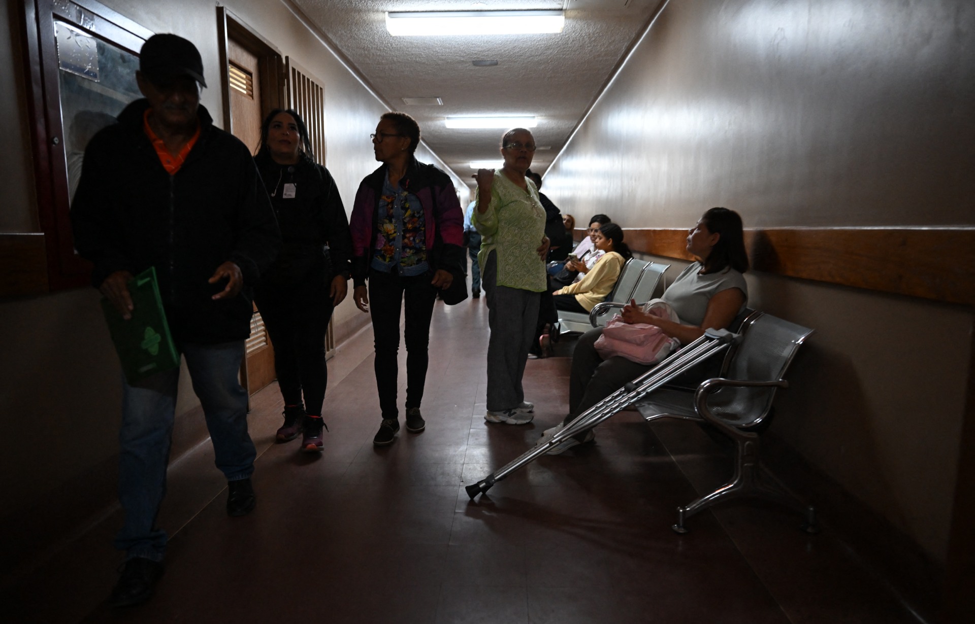 Pacientes esperan en el Hospital Clínico Universitario, en Caracas | AFP