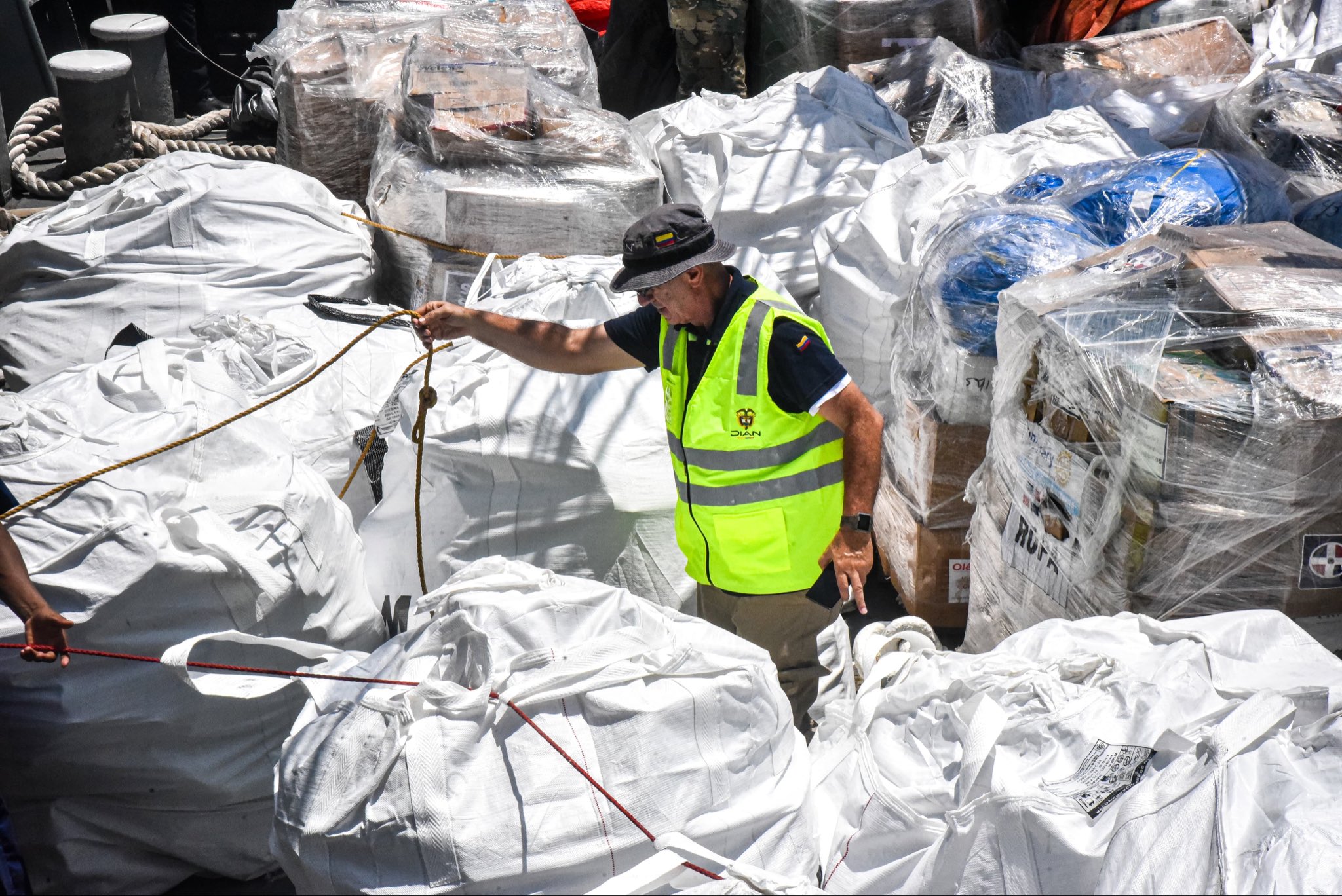 Colombia recibe 50 toneladas de ayuda humanitaria de República Dominicana para atender la emergencia por el terremoto