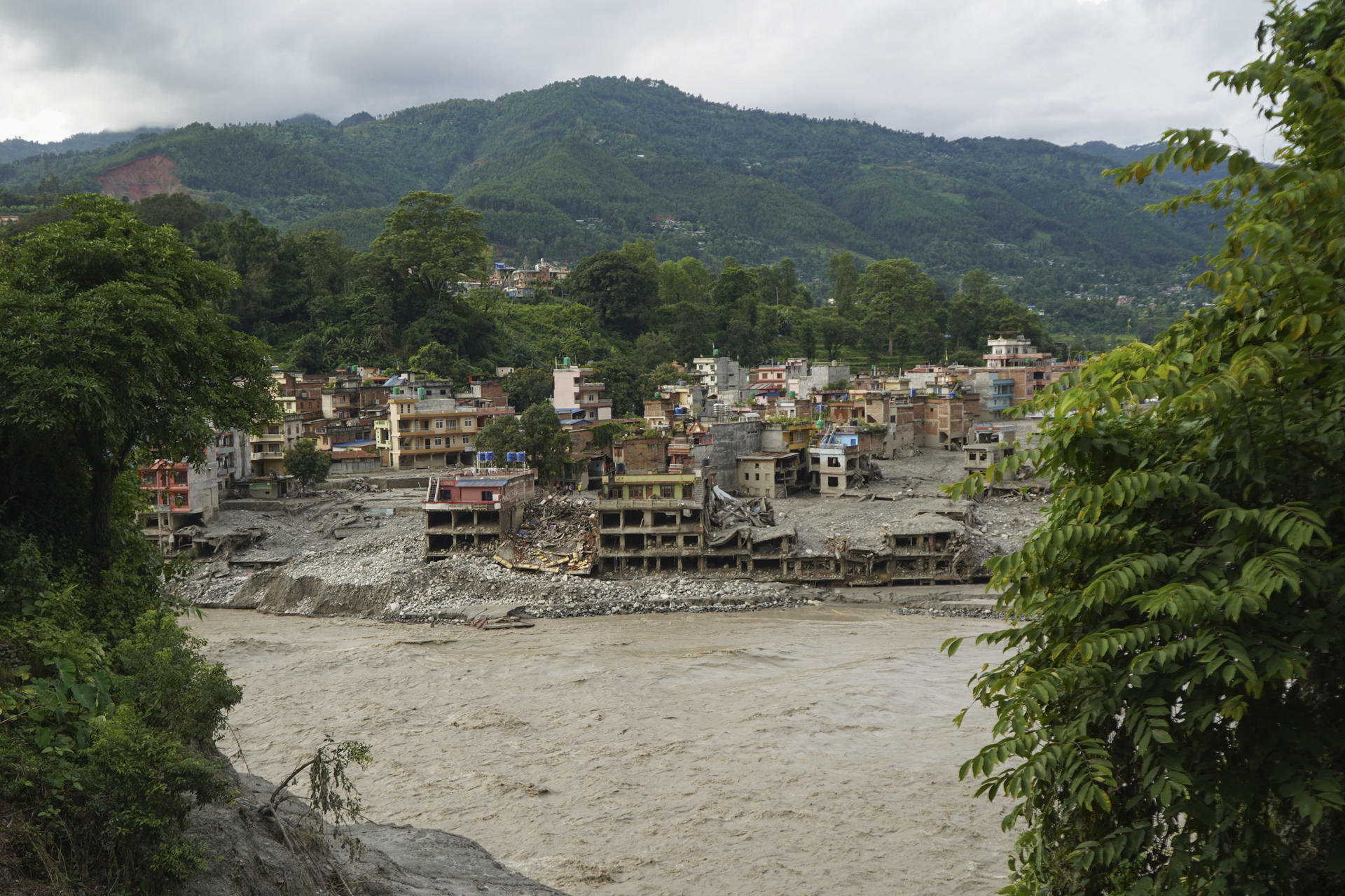 Nepal eleva a 1.355 los muertos y mantiene en casi 5.000 losdesaparecidos tras la riada