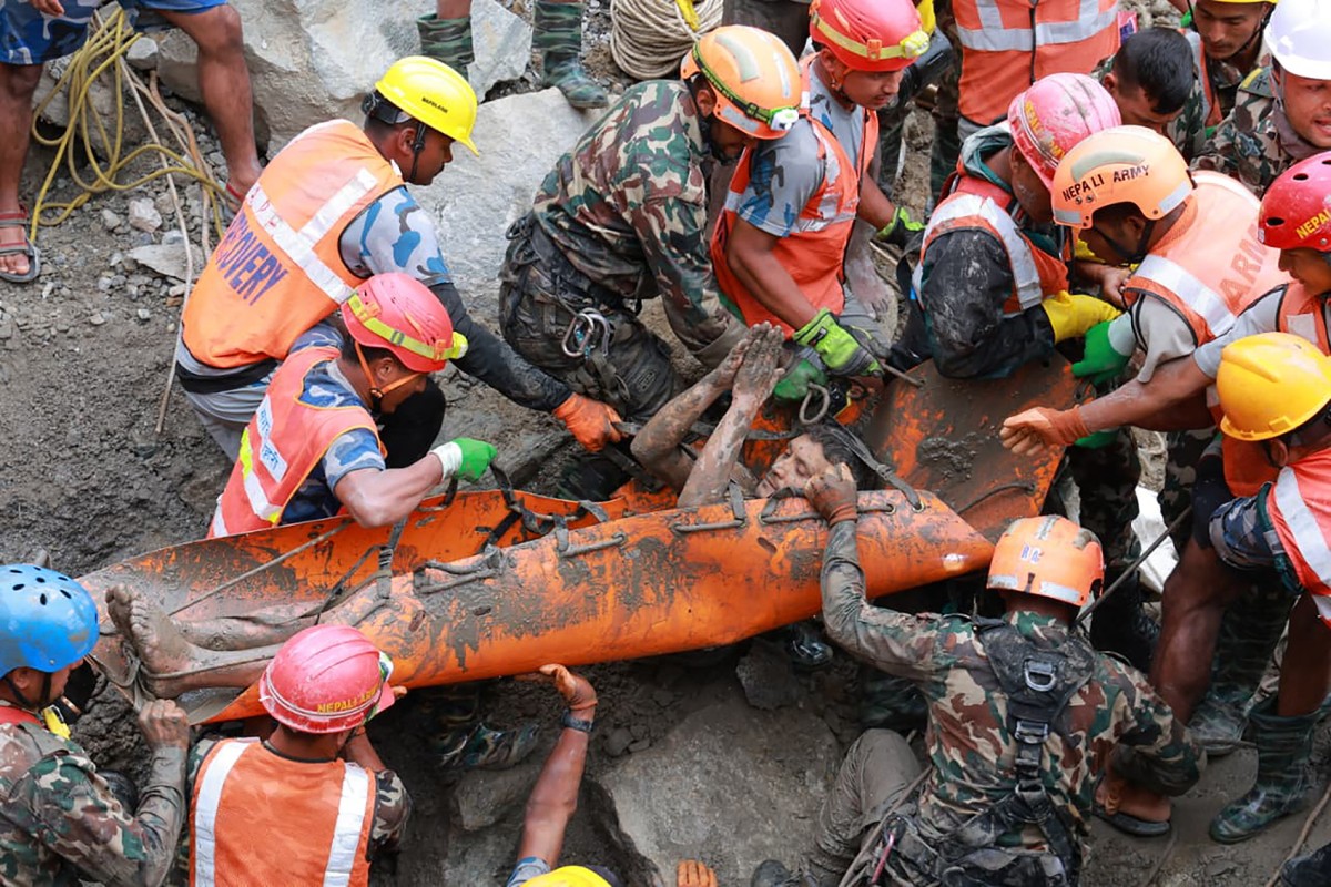 Nepal: rescatados dos trabajadores que pasaron nueve días atrapados en un túnel