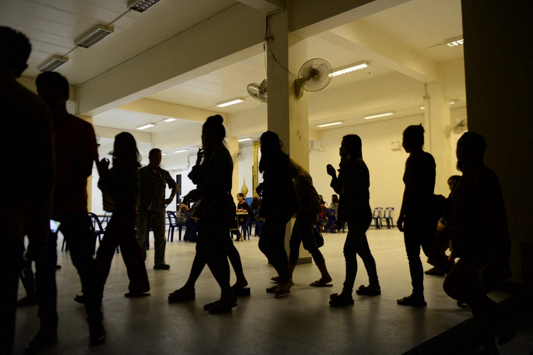 la crisis económica puede convertir una necesidad cotidiana en una puerta de entrada para los tratantes.