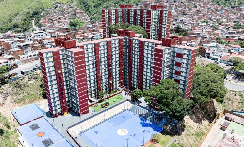 Delcy Rodríguez entregó 440 viviendas rehabilitadas en el sector Ruperto Lugo tras los sismos de junio