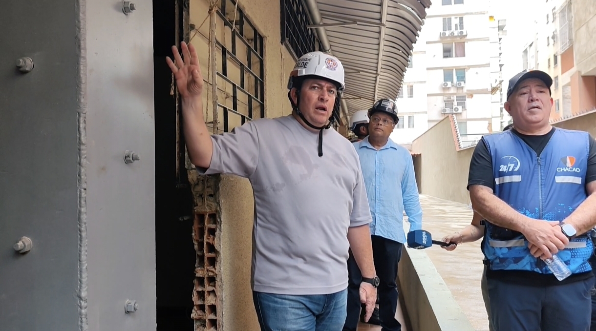 Gustavo Duque supervisó avances de reparaciones en edificios afectados por los terremotos en Los Palos Grandes