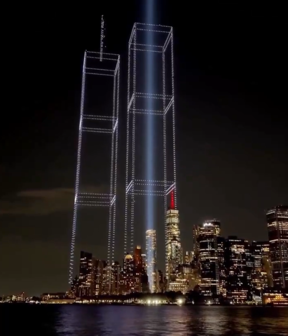 Un despliegue de 2.977 drones recrea la silueta de las Torres Gemelas en Nueva York antes del 25 aniversario del 11-S