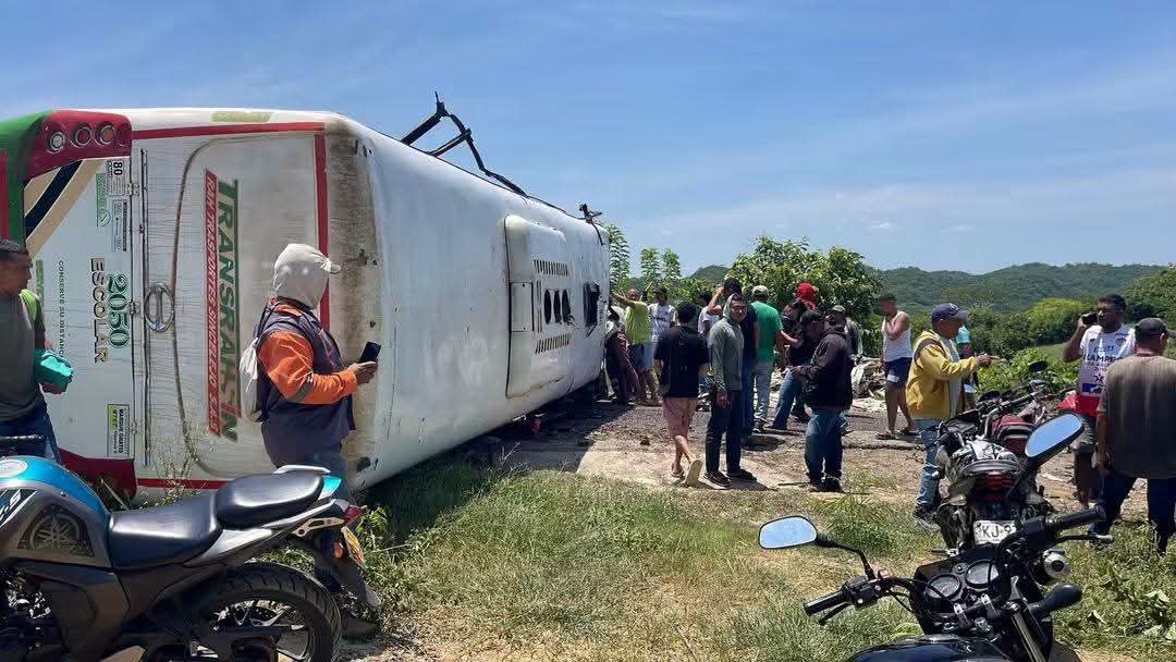 Dos muertos y 35 estudiantes afectados tras accidente de autobús escolar en Sucre, Colombia