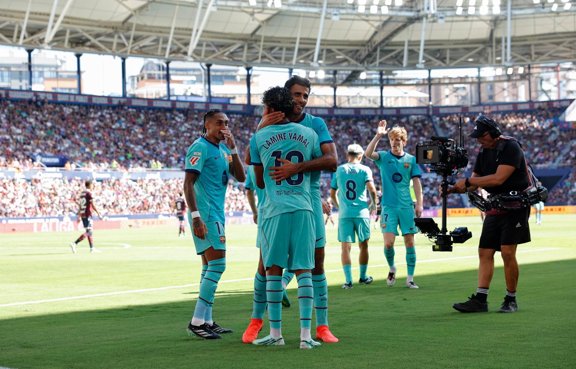 Barcelona vence al Levante y sigue líder en solitario de LaLiga