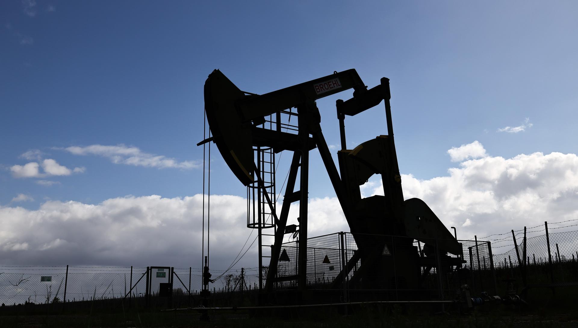 Petróleo de Texas subió hasta 104 dólares tras intensificarse la guerra en mar Rojo