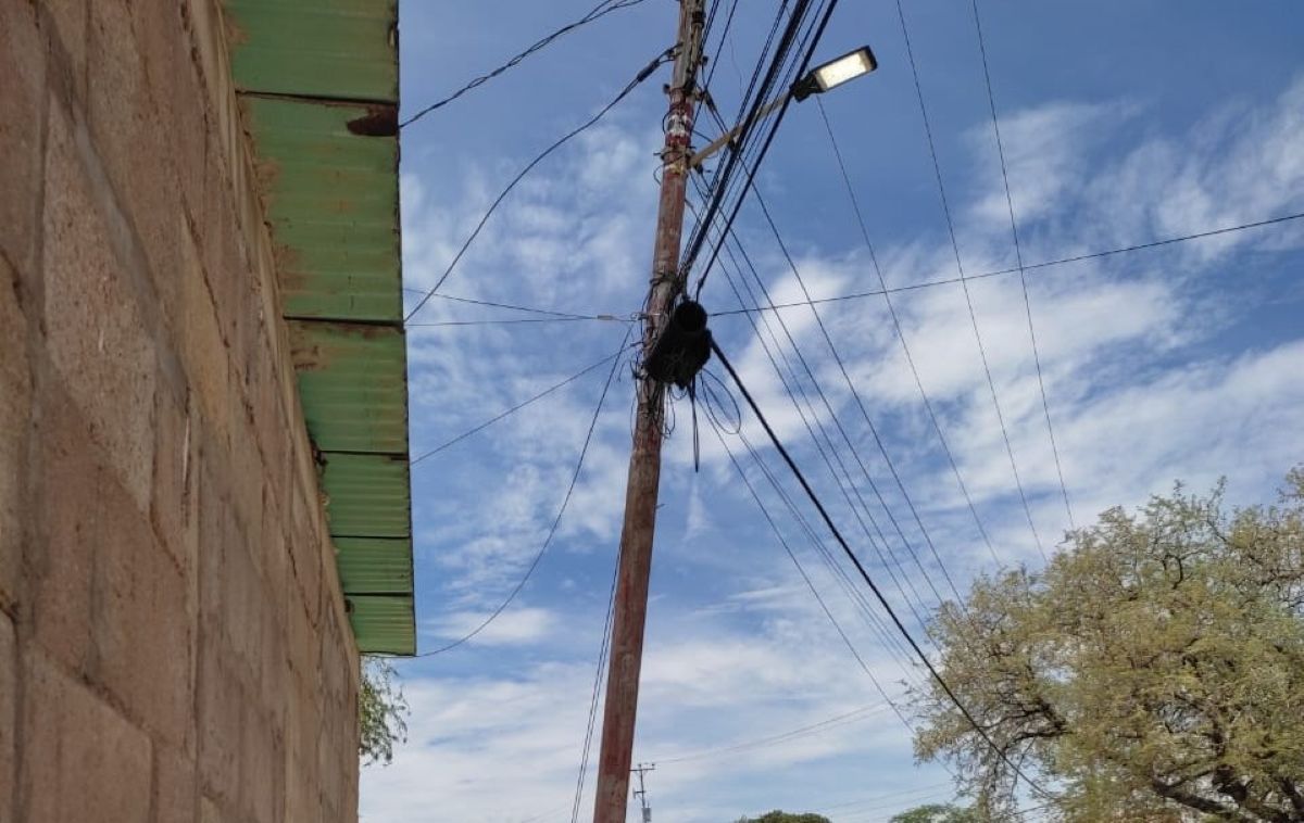 Poste a punto de ceder amenaza a familias de Barrio Nuevo en Carora