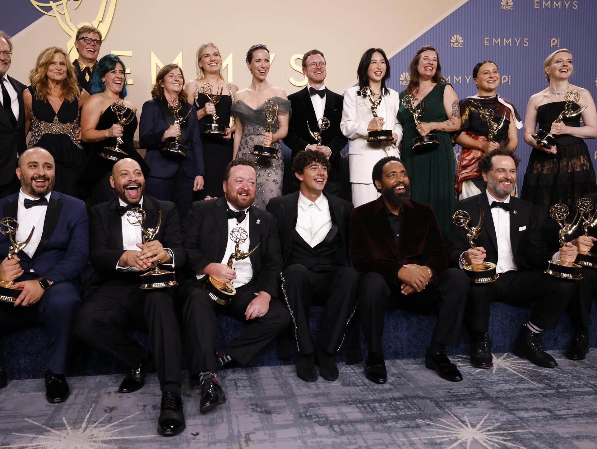 Widow's Bay arrasó en unos Emmy que honró la partida de grandes estrellas de Hollywood