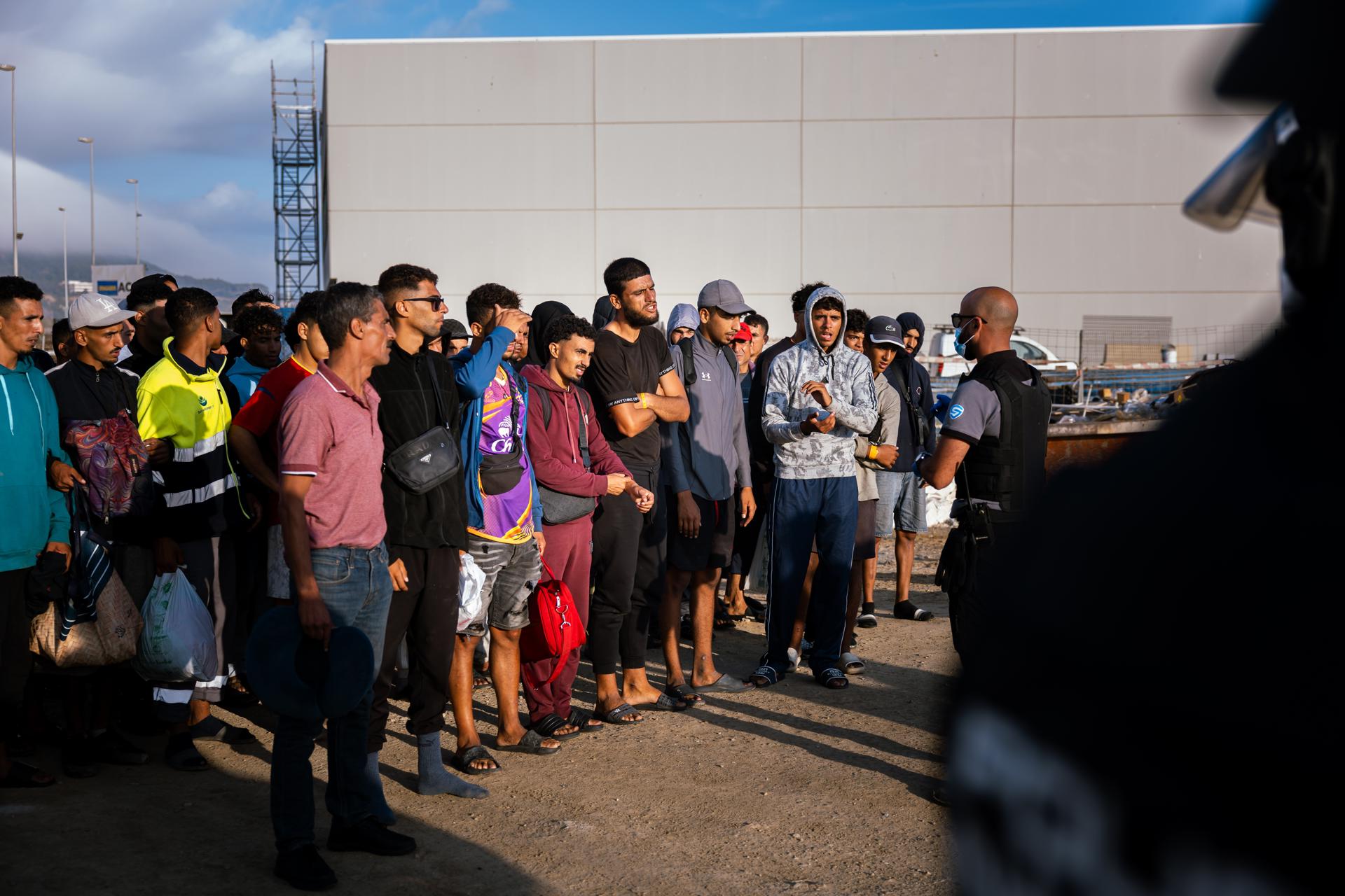 Policía española traslada a unos 1.700 migrantes a carpas en el puerto de Ceuta