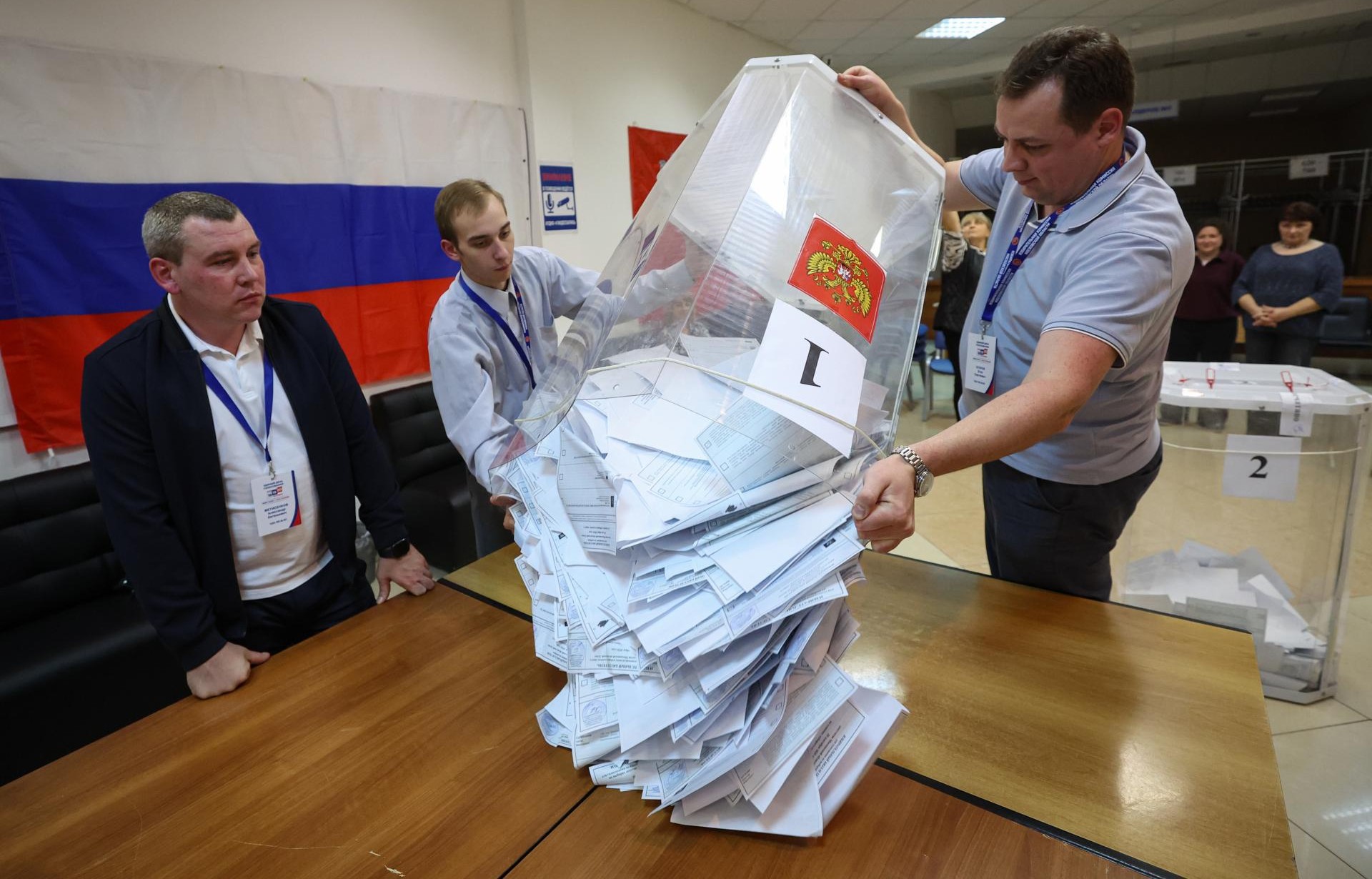 Partido del Kremlin gana las elecciones legislativas en Rusia bajo denuncias de fraude