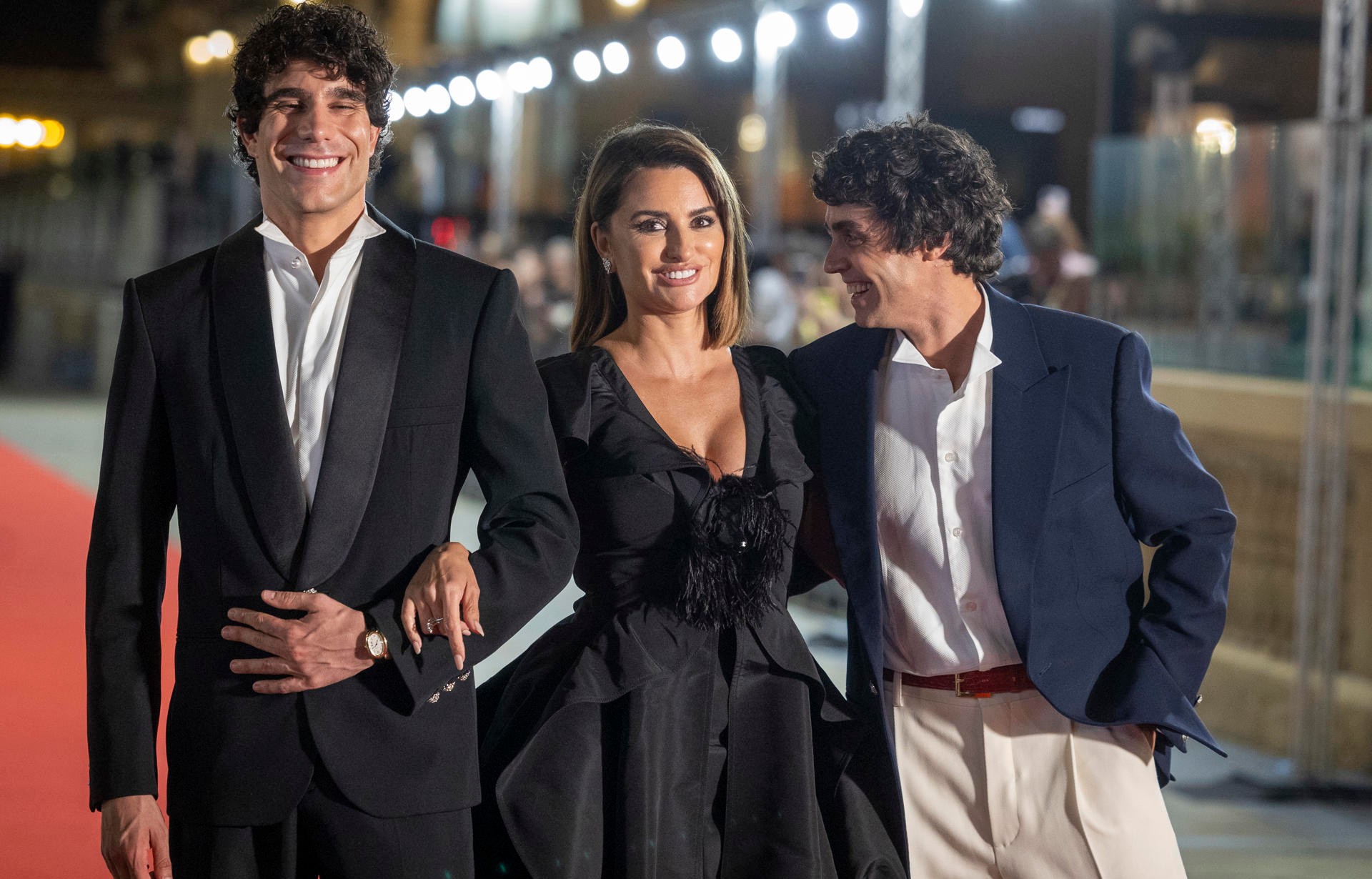 Los Javis, Penélope Cruz y los actores de La bola negra, aclamados en la alfombra roja de San Sebastián