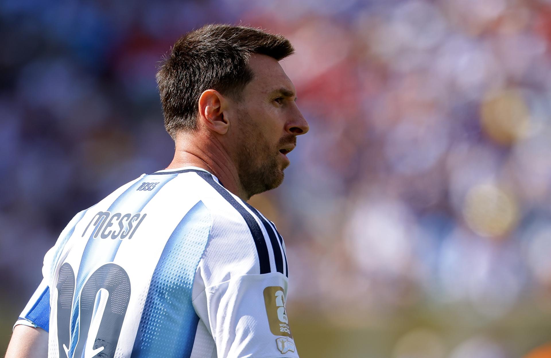 Messi presenta uniforme que usará en su despedida: "Una camiseta para toda la vida"