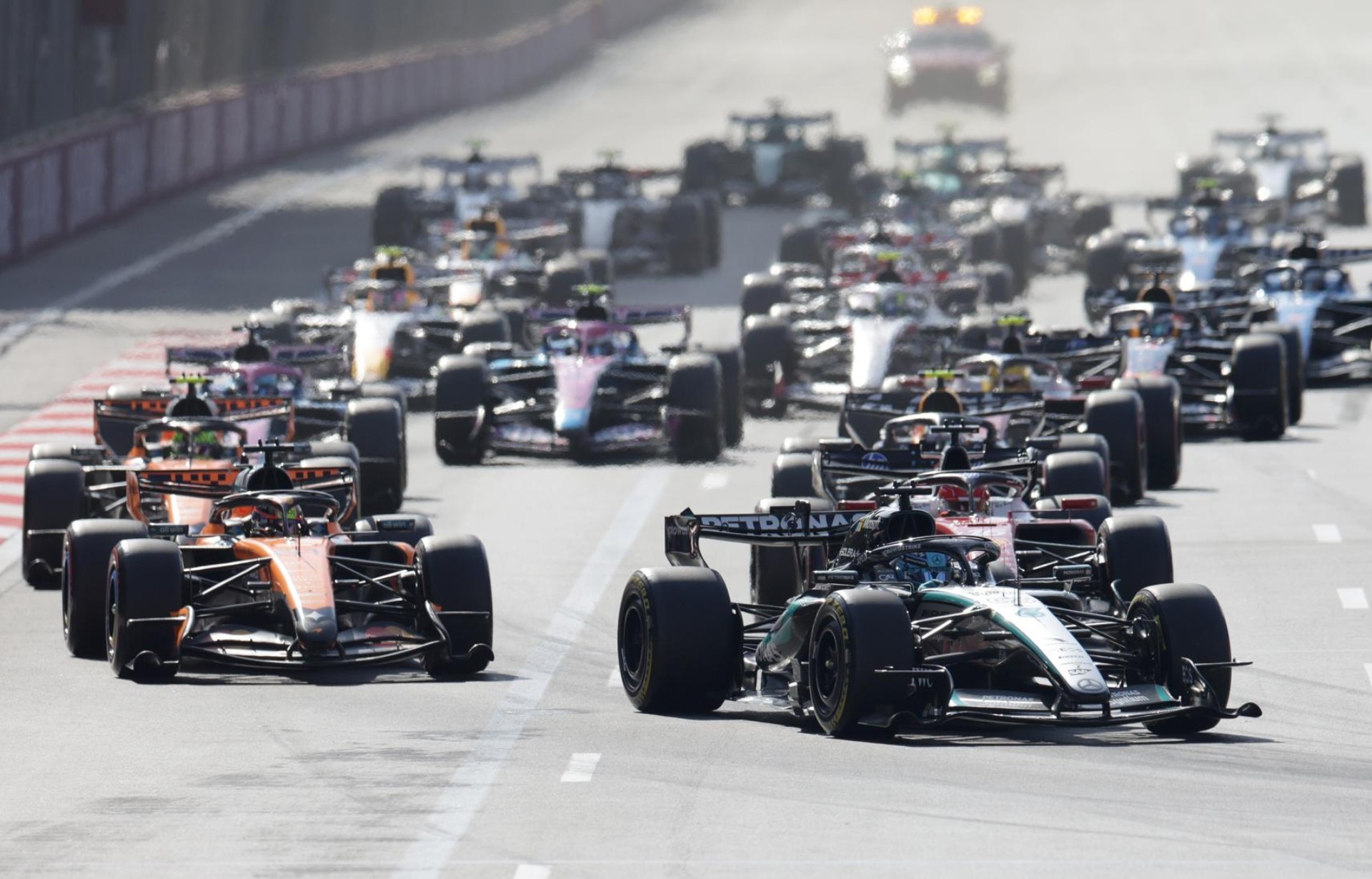 George Russell gana el Gran Premio de Azerbaiyán