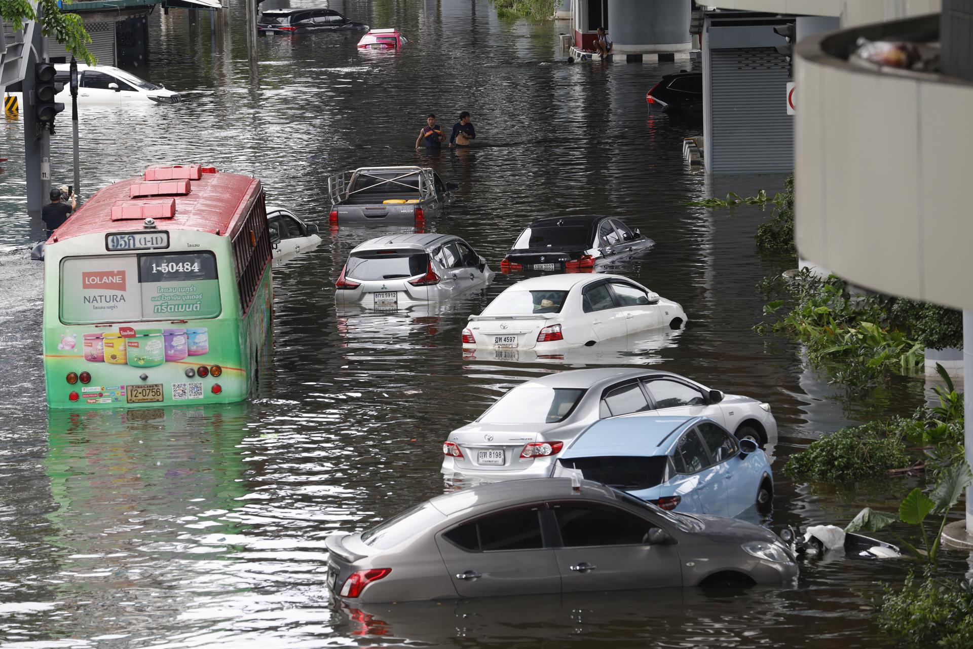 Suben a 19 el número de muertos por las inundaciones de Tailandia