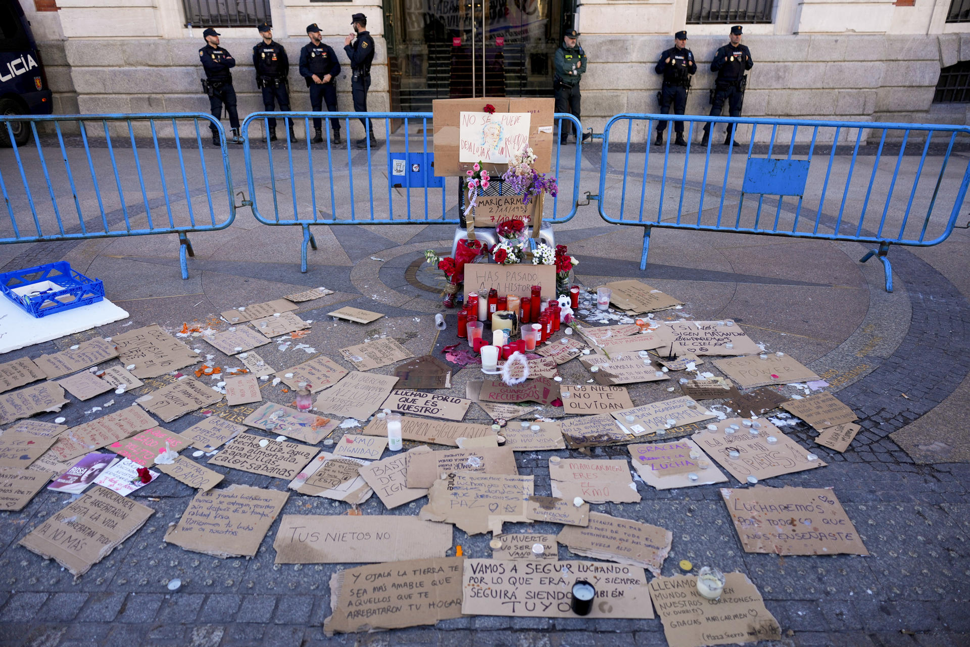 Gracias por todo": cientos de personas despiden a Maricarmen en Madrid