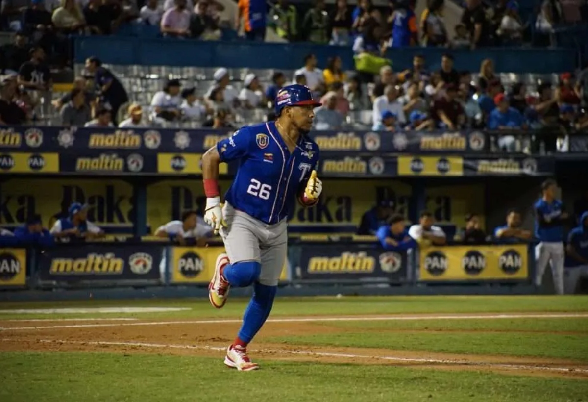 Tiburones de La Guaira desató su ofensiva ante Magallanes y arruinó la fiesta inaugural de los actuales campeones