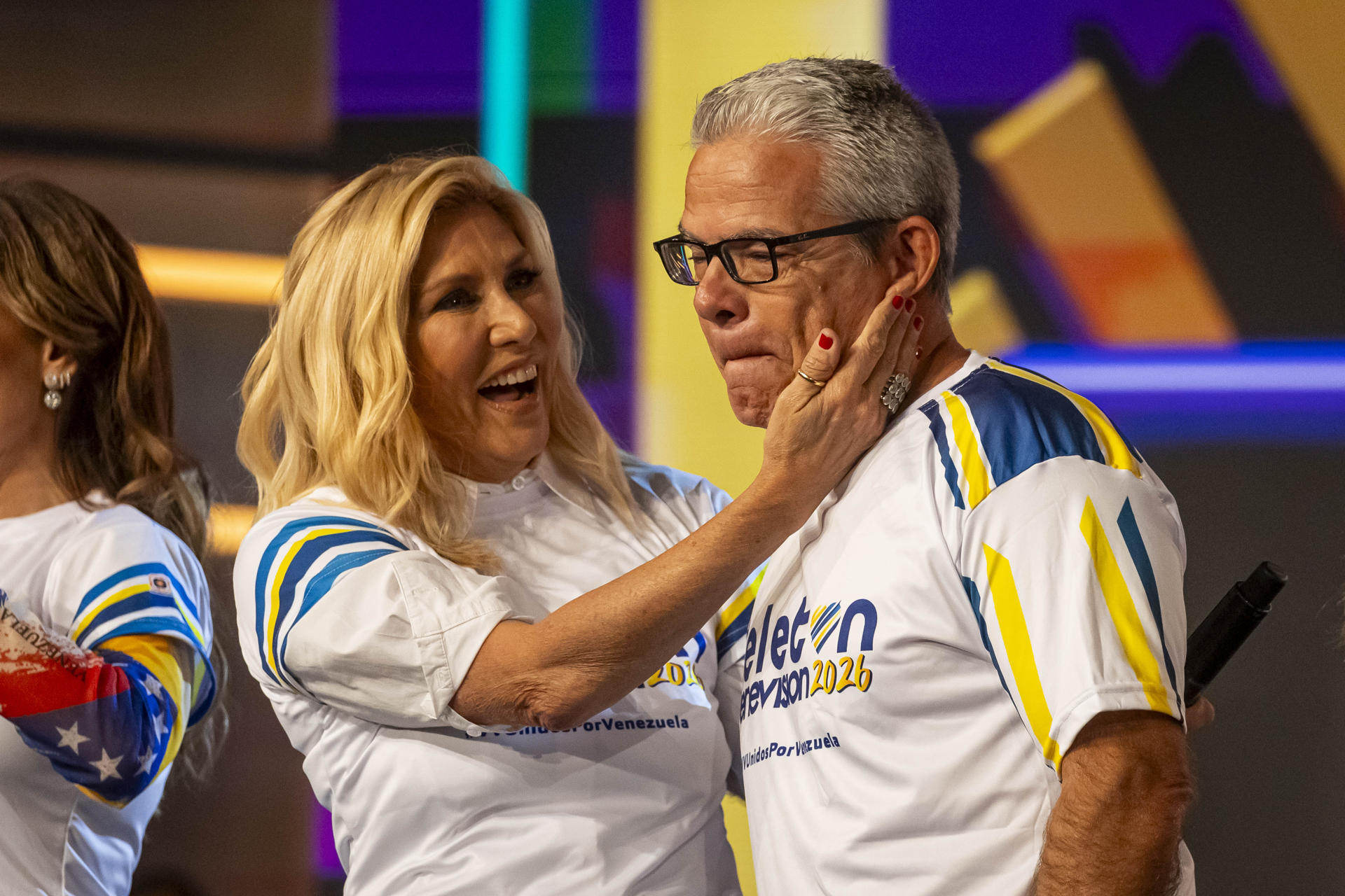Los animadores de televisión Maite Delgado y Nelson Bustamante reaccionan durante la campaña benéfica Teletón Unidos por Venezuela | EFE