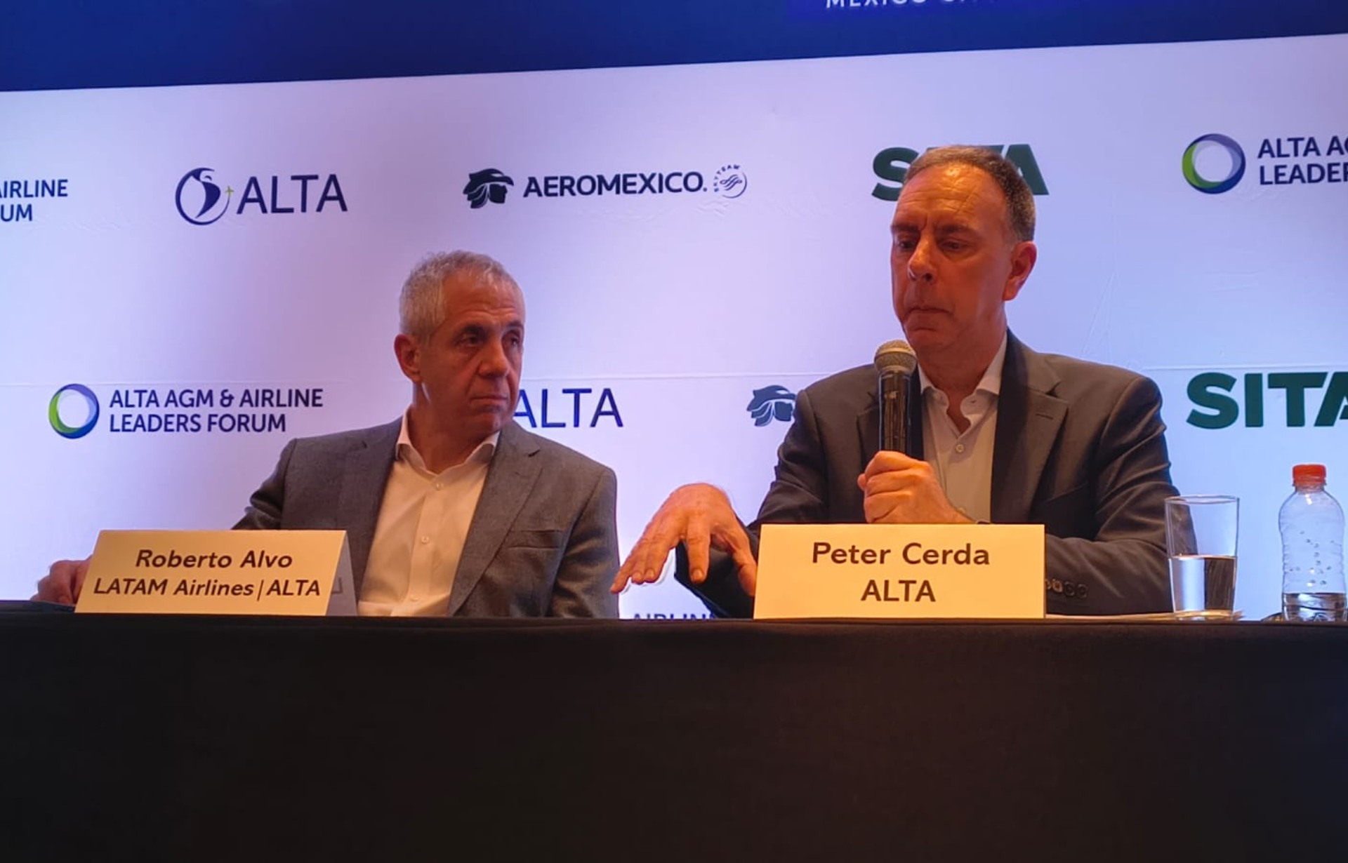 Роберто Альво, исполнительный директор LATAM Airlines Group, и Питер Серда, региональный вице-президент Международной ассоциации воздушного транспорта (IATA) по Северной и Южной Америке и исполнительный директор Латиноамериканской и Карибской ассоциации воздушного транспорта (ALTA) | Катиуска Эрнандес