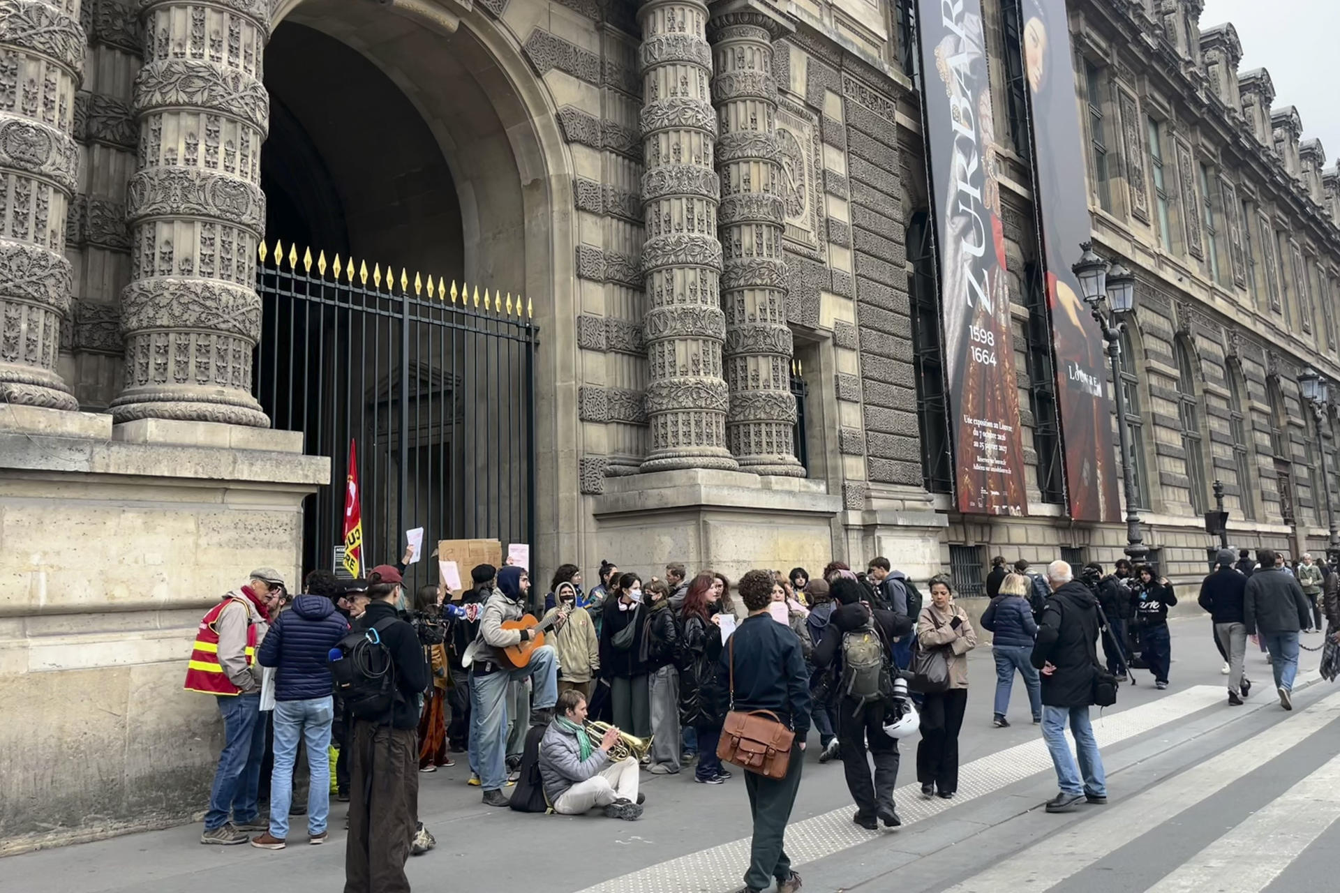 Estudiantes bloquearon el acceso al Museo del Louvre en apoyo a las protestas de los institutos