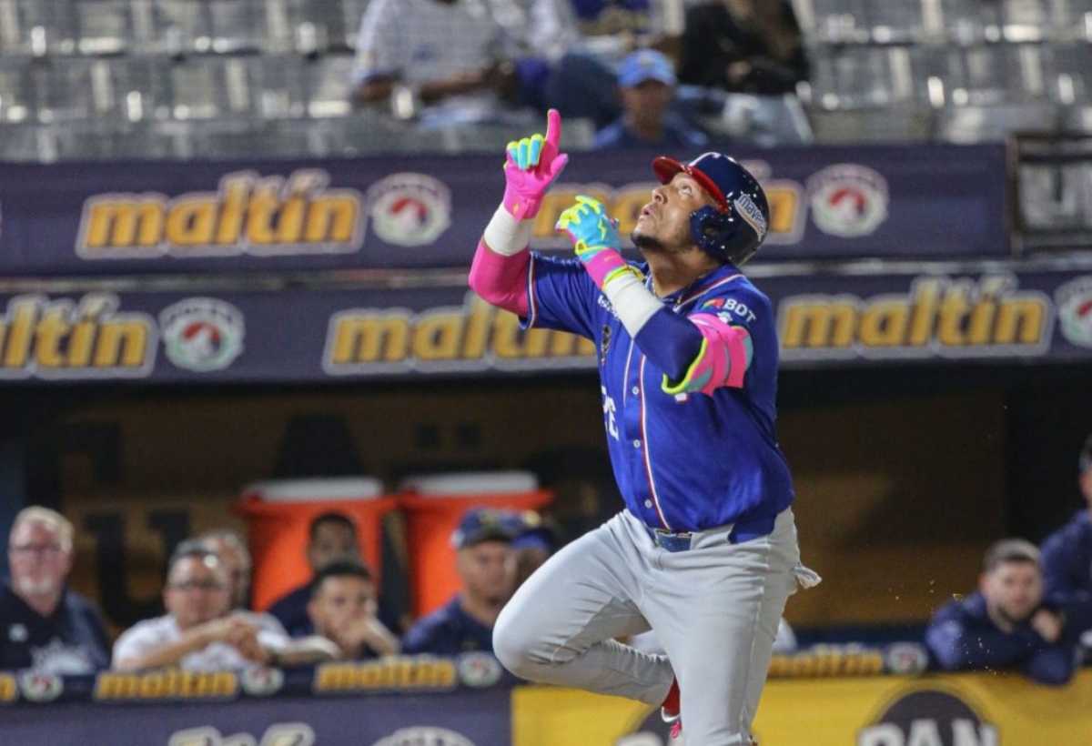 Tiburones remontó ante Leones con jonrón de Solarte en una guerra de batazos en el Universitario