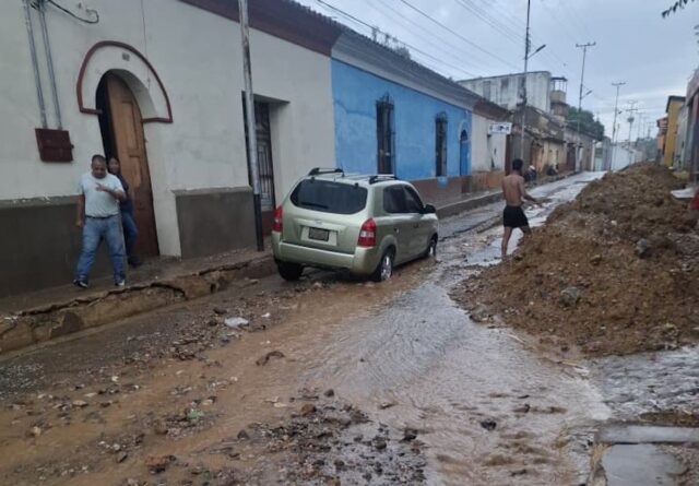 Heavy rains caused power outages, paralyzed traffic and flooded homes in Carora.