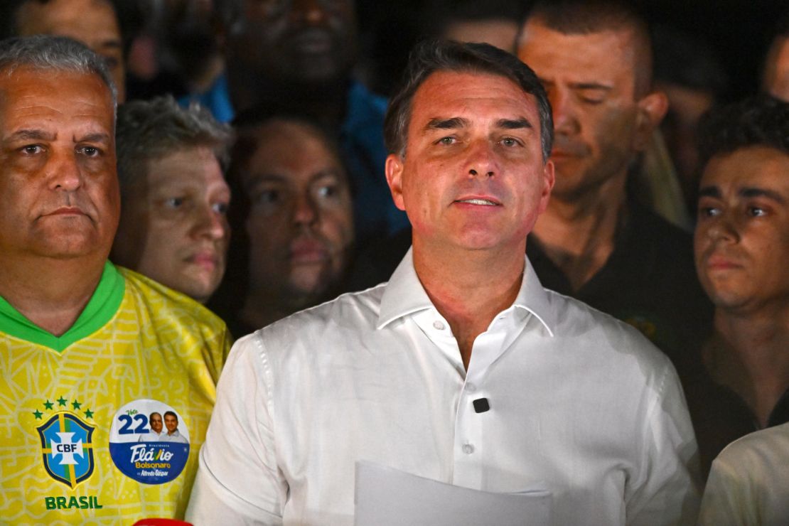 Afirman que Flávio Bolsonaro huyó de Brasil y está en vuelo a Estados Unidos